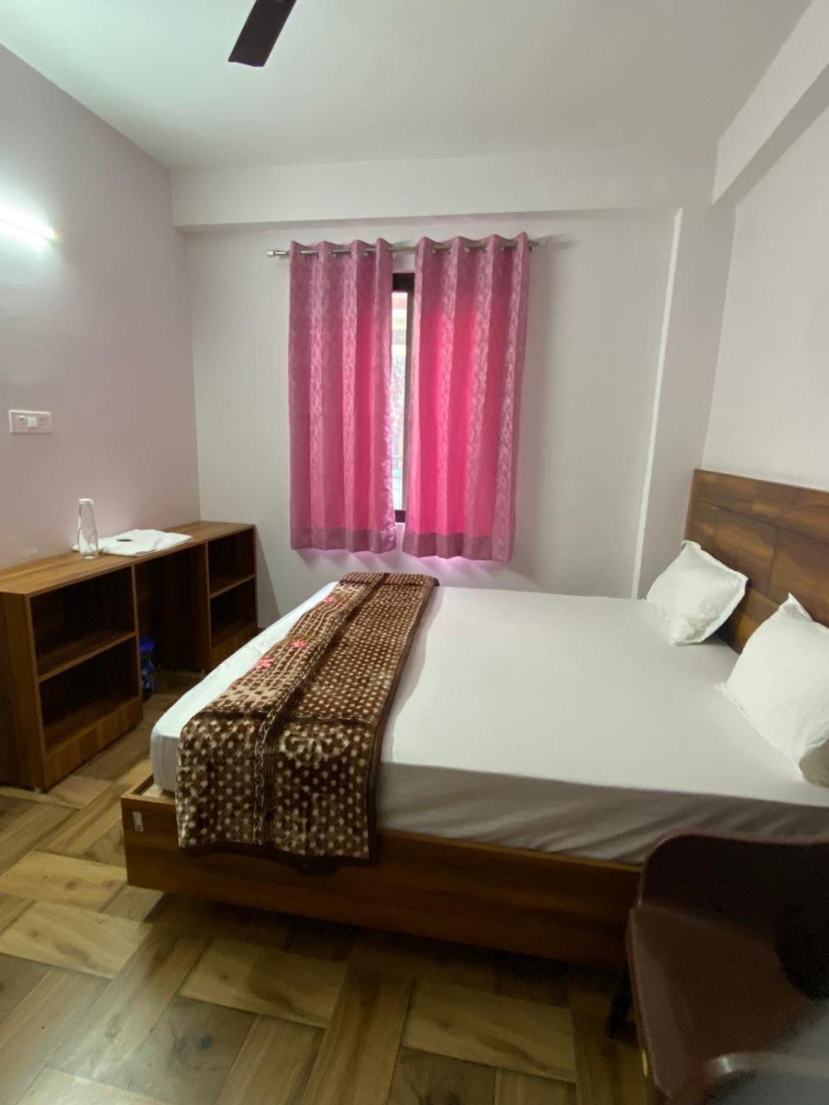 Crescent Moon Homestay Rishīkesh Εξωτερικό φωτογραφία